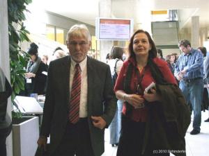 15 Referent Dr. Gerhard Roth mit Chef-Organisatorin Gerti Neubauer