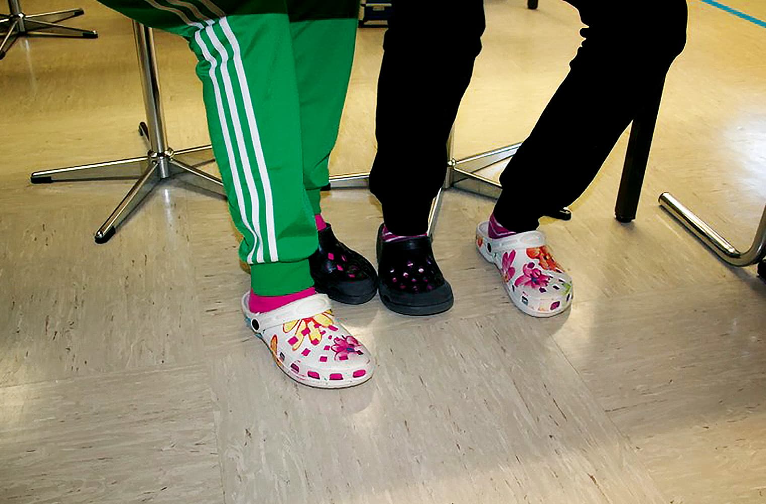 2 Schüler haben das Schuhwerk getauscht, sodass jeder zwei verschiedene Sandalen anhat.