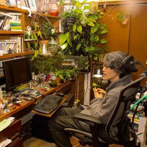 Der Bestseller-Autor Takuji Ichikawa in seinem voll angeräumten Arbeitszimmer vor seinem Computer.