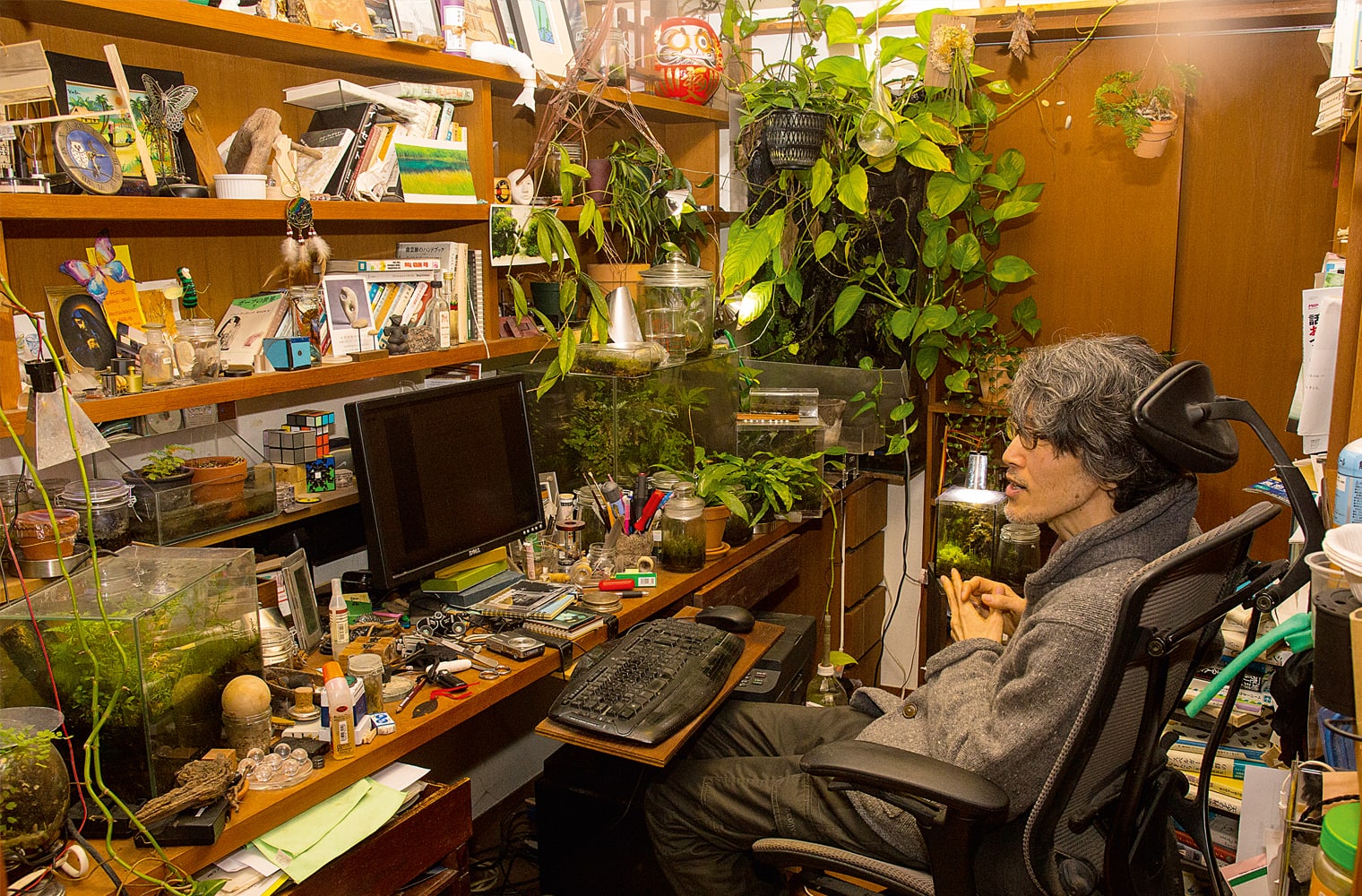 Der Bestseller-Autor Takuji Ichikawa in seinem voll angeräumten Arbeitszimmer vor seinem Computer.