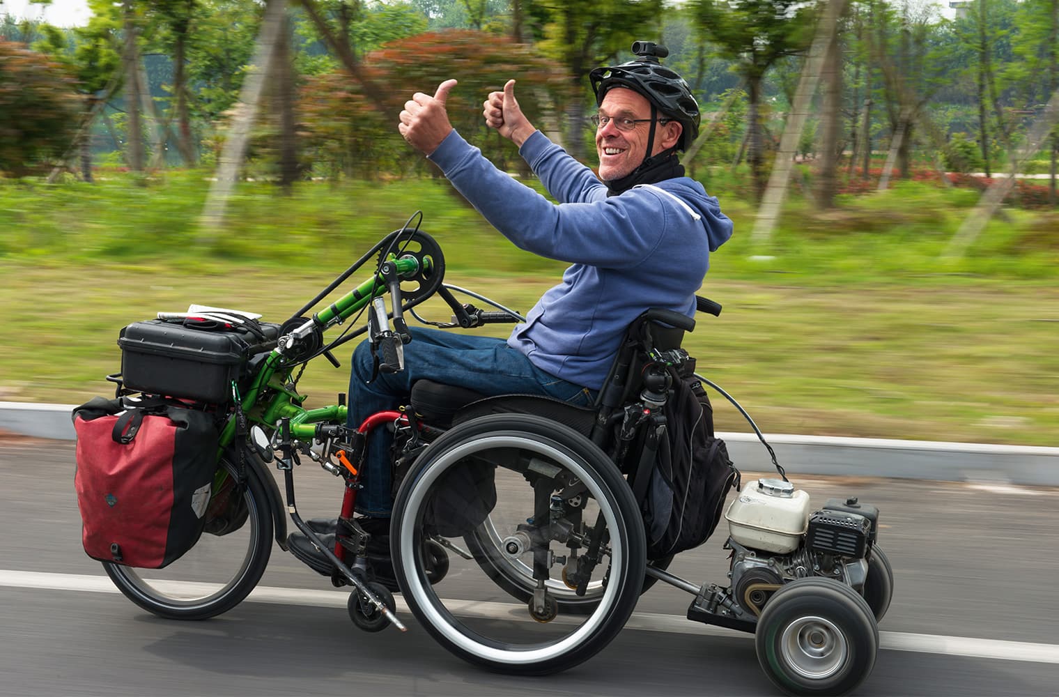 Die Daumen nach oben: Andreas Pröve mit einem motorbetriebenen Rollstuhl unterwegs in China. Foto Pröve